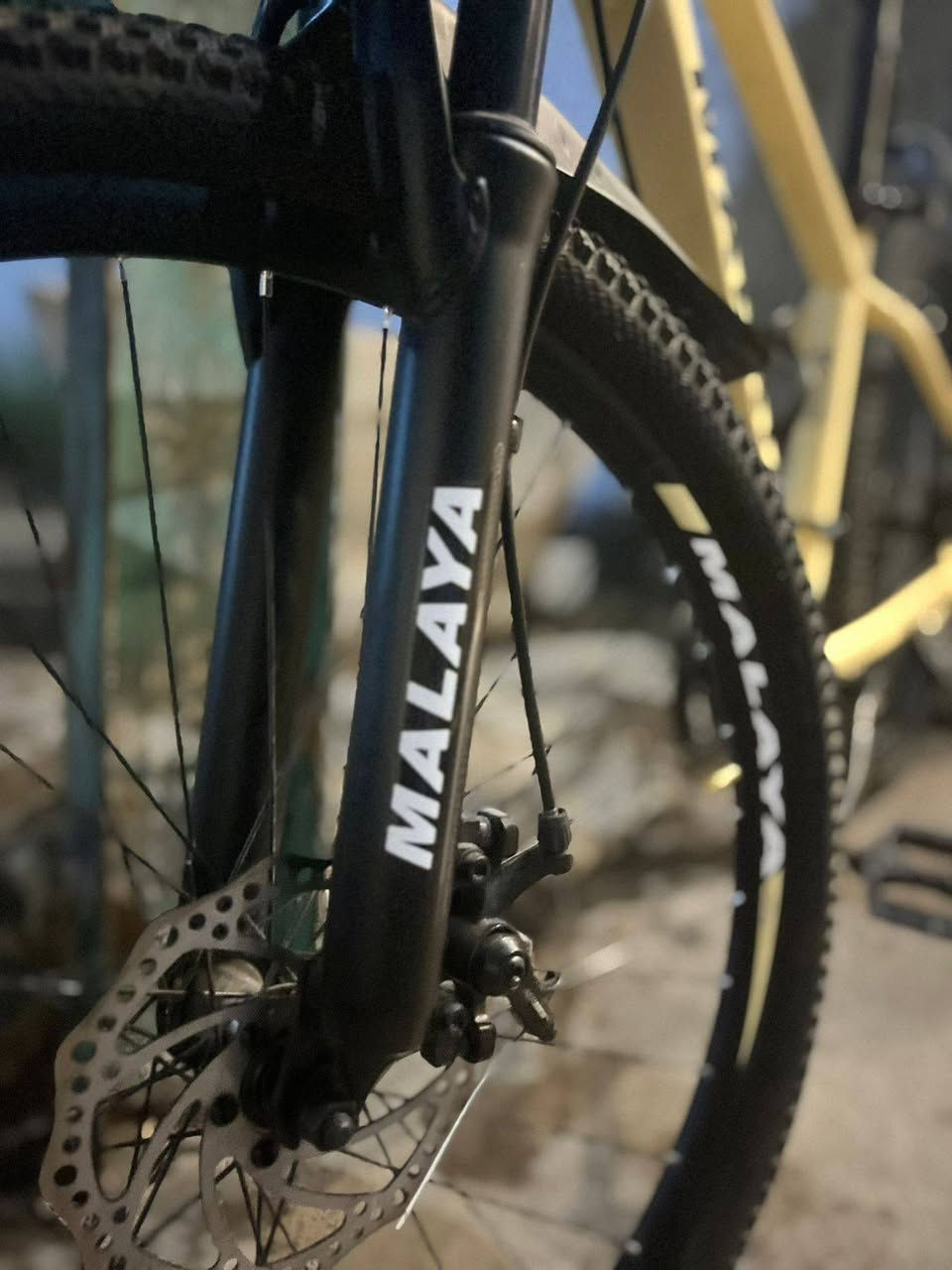 سلام عليكم دراجة جبلية (Mountain Bike نوع  MALAYA 
 إخوان باله نضيفه كلش نضافه 100/100 
معدن ألمنيوم 
كير أمامي خلفي كله كامل 
7نمر خلفي 3امامي 
اطارات هم ألمنيوم 
لون حليبي 
مكان بغداد بياع 
لتواصل ***********      إخوان هل مره سعر عليكم قيم وأخذها وخادم
