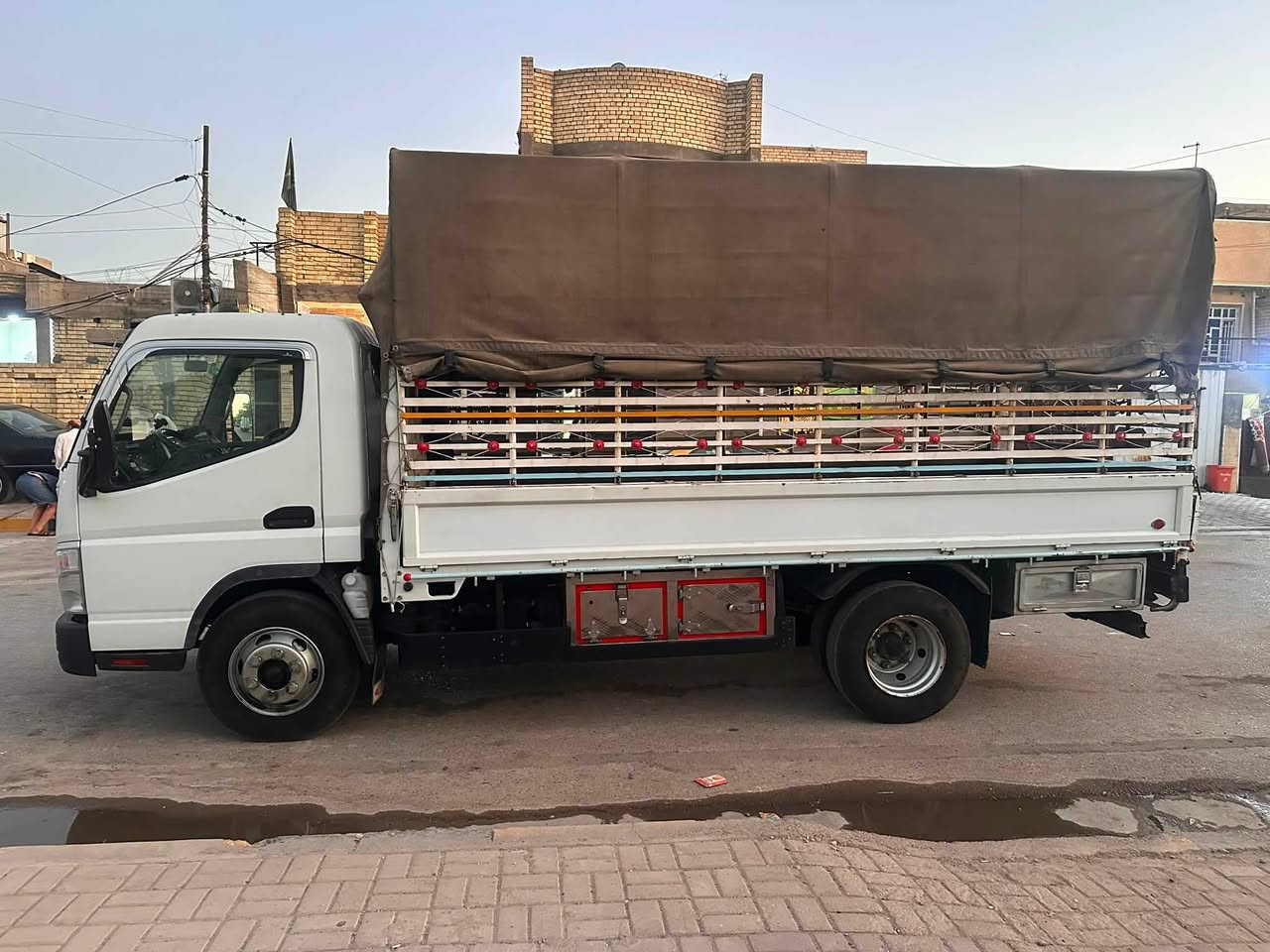 سلام عليكم 
كنتر للبيع 2017 جديد مكفول 
يرهم مراوس بكيه فحل 
المكان بغداد الرقم  ***********
اني مكلف بلنشر

