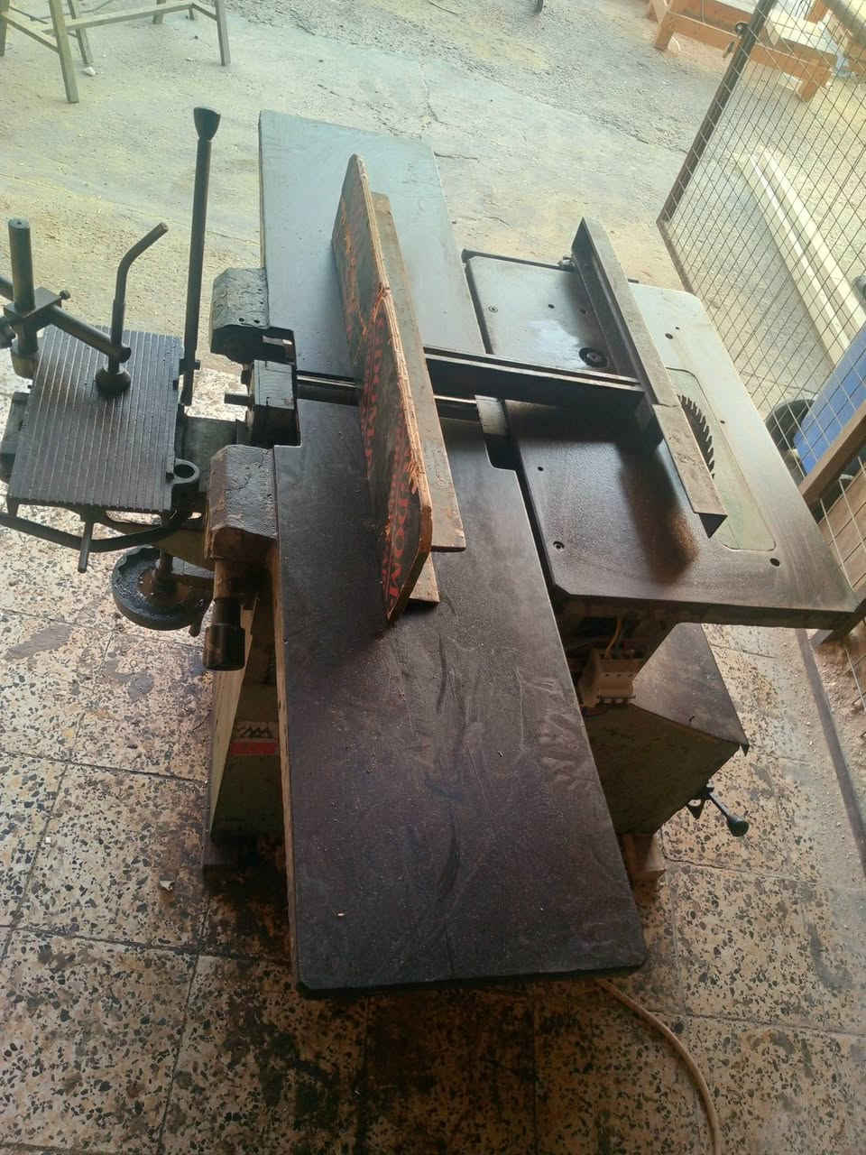 مكينه بلغاري ام الحدبه بلاديه 3 موطارات نقص فقط موطار مال فريزه بيه رنده و دبل+منقار+فريزه+ منشار مكينه تري فيز التزكا موس هيه وتطريح المكينه لا فطر ولا لحيم مكينه بلاديه وكلش نضيفه ما متعوبه تواجد المكينه بغداد تقاطع شرطه الرابعه السعر مليون و 300  وبيه مجال ***********
