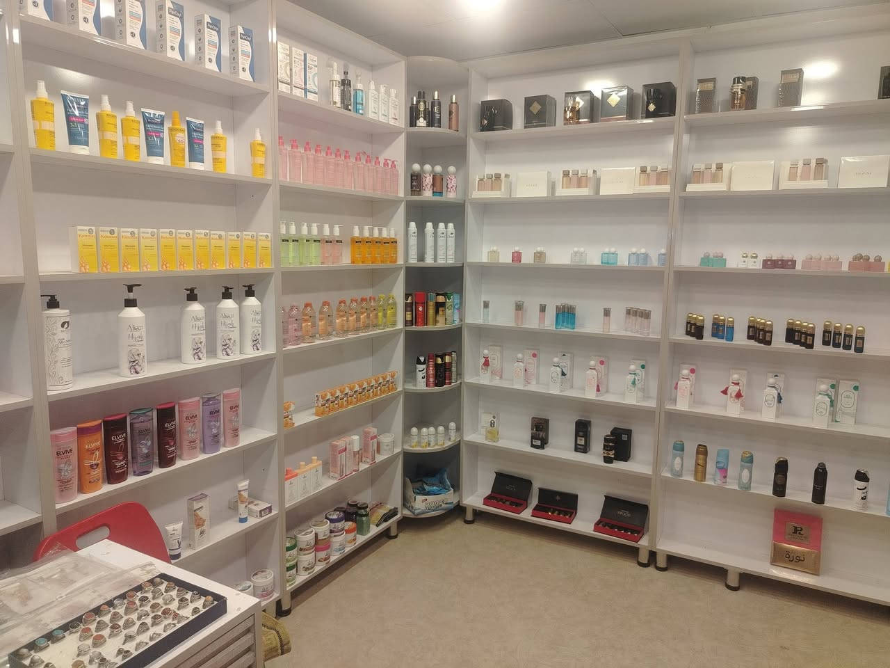 محل للبيع • كوزمتك وعطور • ١٢ فاترينه
