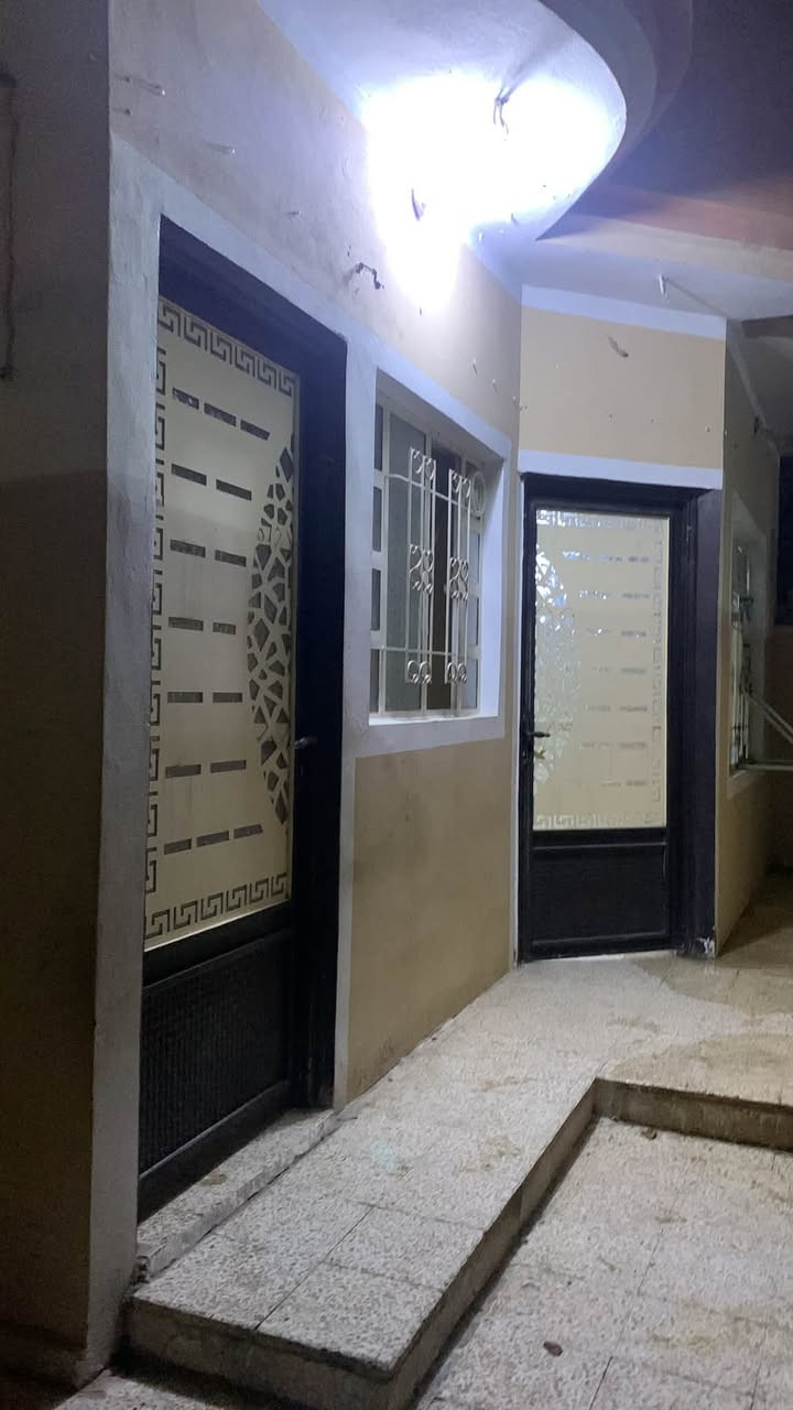 السلام عليكم دار للإيجار 110م مربع ركن في حي الانتصار شارع 30 بيت تظيف غرفتين وهول واستقبال 
بدل الايجار | 250 الف دينار عراقي
للاستفسار : *********** 
مكتب الصحاري
