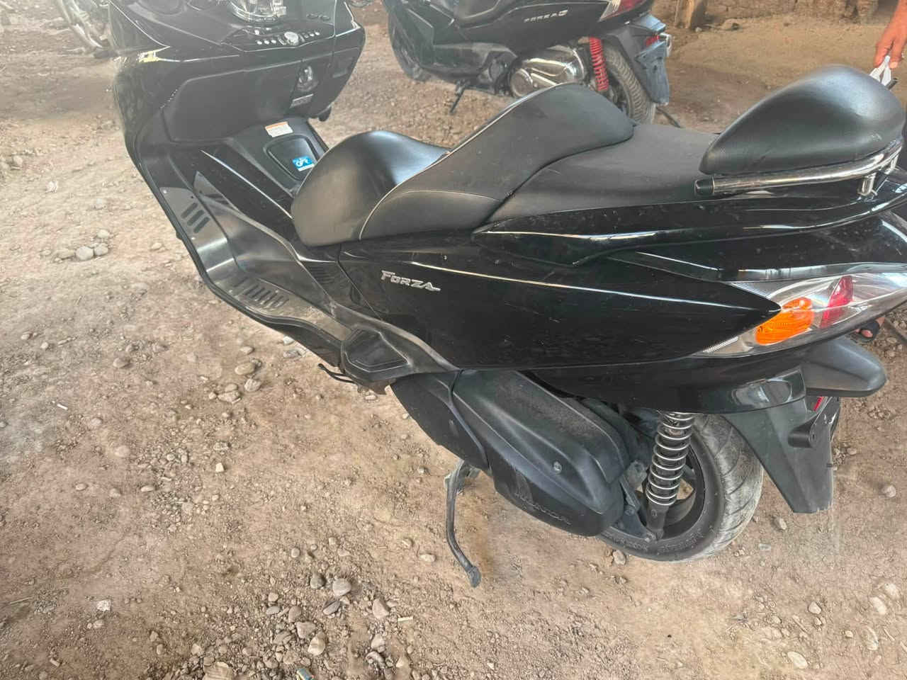 سلام عليكم دراجه البيع فورزه 010 رمبه صار شهر من جتي العراق مكفوله كفاله عامه فول موصفات السعر 22 ورقه و بيه مجال رقم صاحب الدراجه ‭***********‬
