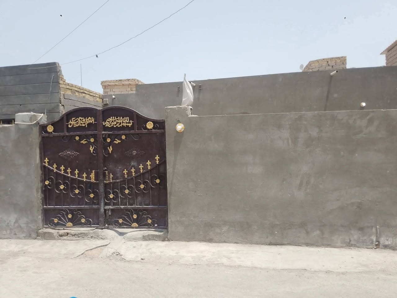 السلام عليكم تتوفر دار للبيع
المساحته 200 م ..يتكون من استقبال و غرفتين ومطبخ حار وبارد وصاله  ومجمع صحيات داخل وخارج.وطارمه 75م نوع العقار اوقاف.. العنوان .الحمزة الغربي حي الزهراء قرب الصوره السعر مناسب جدا .السعر ٣٥ وبي مجال ..للشراء تفضل خاص او اتصل على *********** يتوفر بيه واتساب
