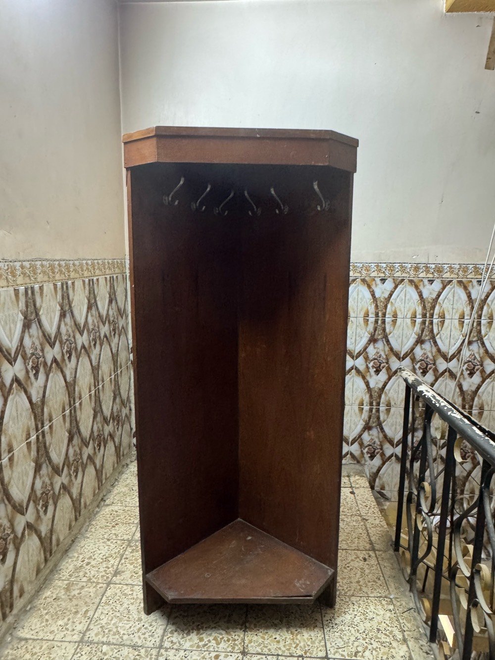 السلام عليكم ورحمة الله وبركاته

إخواني وأخواتي الأعزاء، تتوفر لدينا الأغراض  التالية للبيع:

* 🛋️ تخم تاج (5 قطع) — 450,000 دينار
* 🚪 كنتور (5 بيبان) — 100,000 دينار
* 🪟 بوفيه (6 بيبان) — 125,000 دينار
*📐 زاوية — 25,000 دينار
📍 العنوان: بغداد – جكوك – شارع قمر بني هاشم (شارع 20).

للاستفسار أو المعاينة، يرجى التواصل على الخاص الرقم ***********