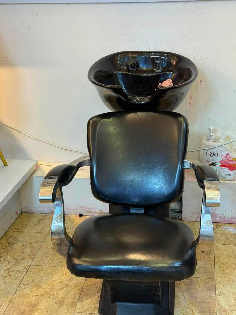 سلام عليكم
كراسي حلاقة نظيف مستعمل قليل 
الاستفسار واتساب سيد صفاء 
*********** 
جميع اغراض صالونات متوفرة
