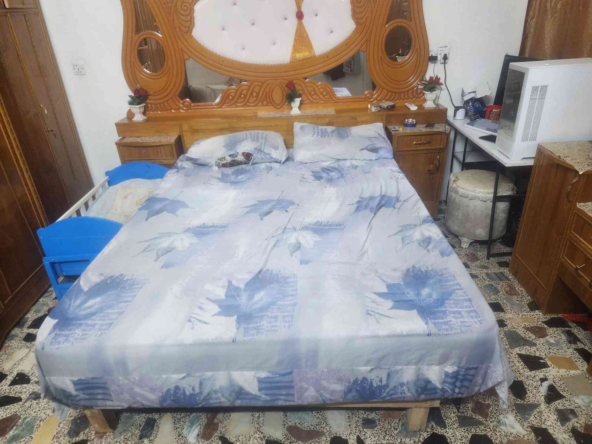 سلام عليكم اخشاب كلهن نضيفات ما عده الدوشك ميز او جرباه كامل اي ضرر ما بيهن السعر ٢٥٠ مكاني بغداد مدينه الصدر ***********
