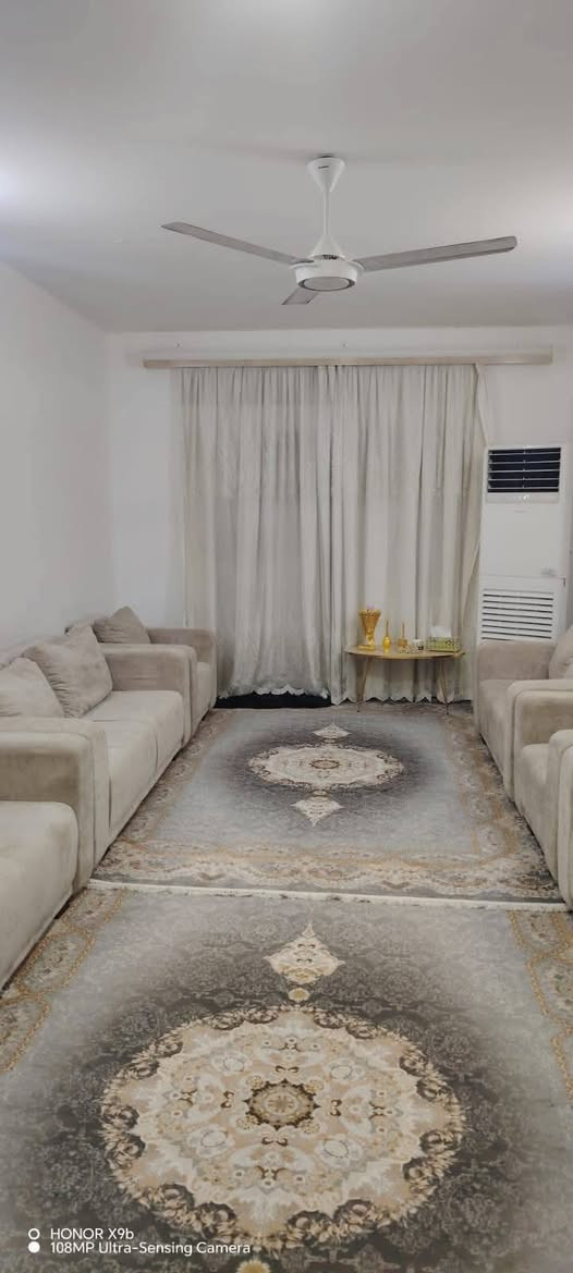 ‏بيت لبيع مساحته ١٥٠ متر طابقين  في الهنديه
 مفتوح على شارع ستين قريبه على السوك الثاني  
ثلاث غرف وصاله ومطبخ واستقبال ومجموعه صحيات 
ومخزن في الطابق العلوي 
 سعره ١٧٠ وبيه مجال 
للاستفسار ***********
‏
