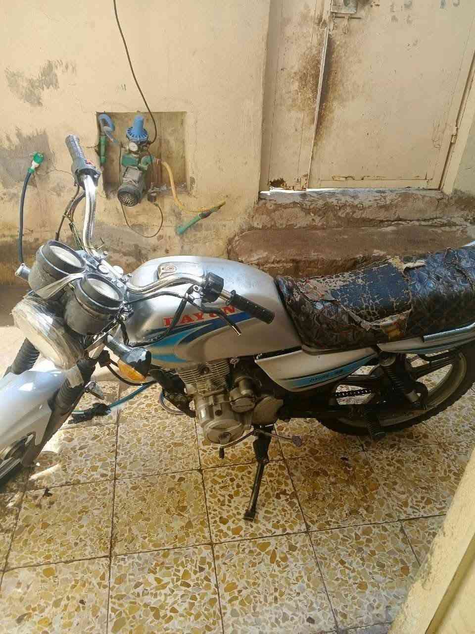 السلام عليكم دراجه دايون عضم كلك الدراجه مكفواله من السرقه ضمان الدراجه عوزها بس اتسوي السلف وتربط الوايرات شغاله محرك مفتوح بدون دخانه ابد المحرك ضمان شكد متريد مايذب دهن ابد الدراجه وسخه  سعر الدراجه 400 مكاني النجف شارع الميلاد فاو(***********
