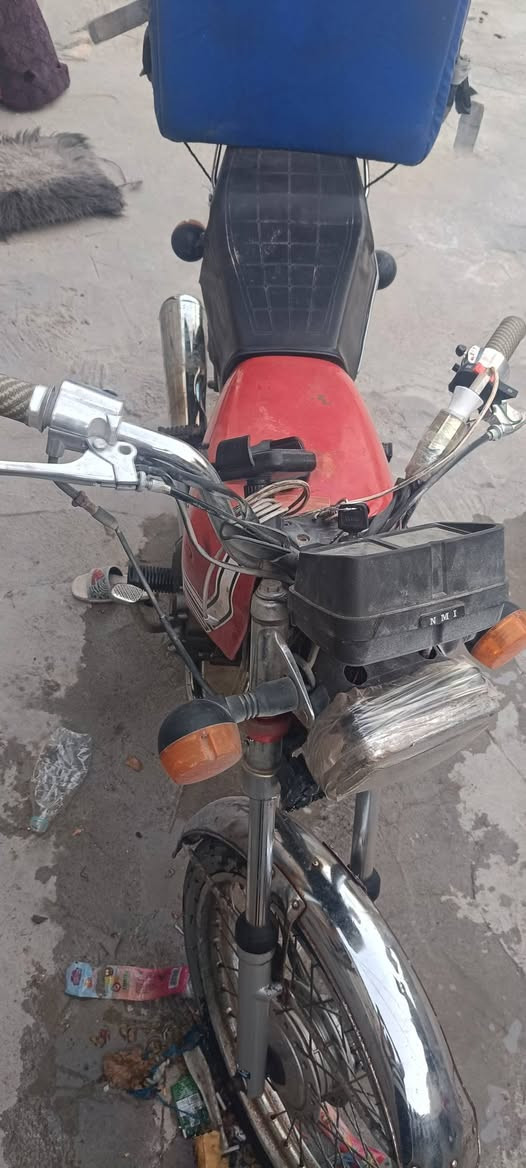 سلام عليكم دراجة للبيع مكينتها 200cc مال ستوته كهربائيات كلها شغاله من الاشارة للأشارة رقم وسنويه بأسمي رقم انكليزي مكاني البصره خور الزبير دراجه صارلها اكثر من شهرين مامغسولة واروح بيها يوميه من الخور للبصرة وارجع اشتغل بيها دلفري الشاصي مابي اي شي الدراجه2023 السنويه تسقط ب2028  مستعجل ع بيعتها كلش ادمن🙏🏻 رقمي واتس ***********
