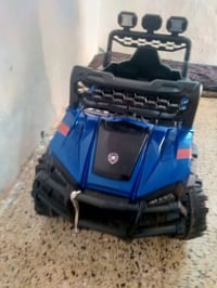 سيارة أطفال • حجم كبير • مستعمل قليل