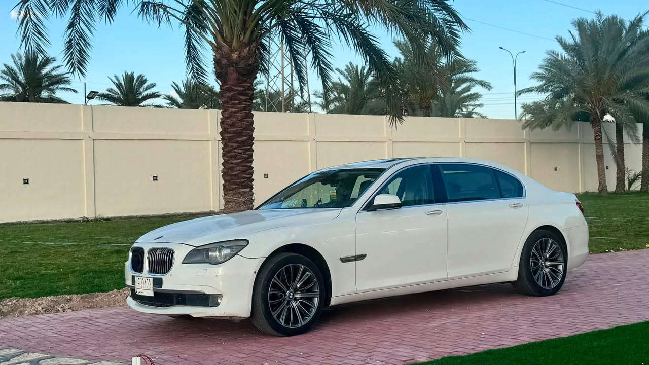 🔥 للبيع | BMW 730Li 2012 خليجي 🔥
✨ وكالة العروش - وارد خليجي
🚘 سيارة فاخرة بحالة ممتازة ومواصفاتها كاملة.

🔹 المواصفات:

* موديل: 2012
* المحرك: 3000 سي سي - 6 سلندر (N52)
* ناقل الحركة: جير كوبرا
* الممشى: 147,000 كم فقط
* اللون الخارجي: أبيض
* الداخلية: جلد ماروني فاخر

🌟 أبرز المواصفات:
✔️ كاميرا 360 درجة
✔️ حساسات أمامية وخلفية
✔️ تبريد  (ثلج)
✔️ مصابيح زينون بلادي
✔️ ليدات ترحيب في مقابض الأبواب
✔️ فتحات تبريد أمامية وخلفية
✔️ والعديد من المواصفات المعروفة في فئة 730Li الفل أوبشن.

📄 السنوية: عظم عاج، نافذة لغاية 2027.
🚩 رقم بغداد – مشروع وطني.

🛠️ الملاحظات بكل شفافية:

* تبديل جاملغ امامي جهة السايق بدون صبغ لون متطابق
* صبغ شبر أسفل باب السائق بسبب ضربة.

💰 السعر المطلوب: 21,000 دولار (قابل للتفاوض بالمعقول بعد المعاينة).
مكان السيارة الانبار/ فلوجة
📞 للتواصل:
***********
