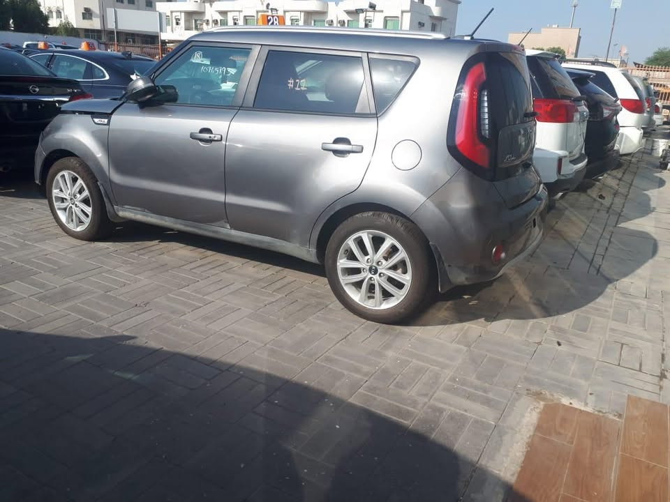 السلام عليكم كيا صول ٢٠١٨ وارد امريكي مبدل بنيد فقط محرك ٢٠٠٠ تشتغل بانزين عادي مبدل بساتم مكانها العمارة السعر ١٢٠ وبيه مجال للشراي *********** طخم تاير جديد حدادية جديدة تبريد شغال نوزل ابلك كله جديد قبل اسبوع مسويلهه صيانه رقمهه ميسان صور الحادث بالمنشور
