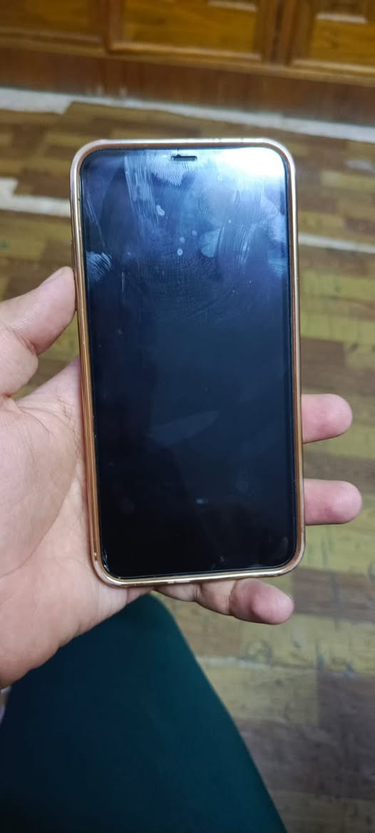 آيفون 11 برو ماكس ذاكرة 512 نضيف جدا ما داخل تصليح بطاريه 70 شحنه زين رايده ب 325  الف قفل ***********
