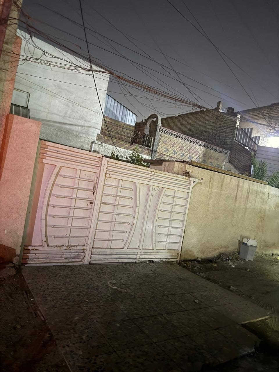 🏠🔥 بيت للبيع في حي العامل – لوكيشن ممتاز جداً ومميز
📍 خلف بنزين خانة حي العامل مباشرة
📍 ثاني بيت بعد الركن
📍 موقع حيوي جداً وقريب من المدارس والخدمات

العنوان:
حي العامل – المحلة 801
الزقاق 59 – الدار 29

📐 المساحة: 260 متر مربع

✨ قريب جداً من:

متوسطة الطف

مدرسة الأجيال

إعدادية الصناعة

ملعب الرسالة

🏡 تفاصيل البيت – الطابق الأرضي:

استقبال

هول

3 غرف

مطبخ

3 حمامات

🏢 الطابق الأول – شقة مستقلة تحتوي على:

غرفة نوم كبيرة

هول

مطبخ

حمام

⭐ لوكيشن ممتاز جداً، ثاني بيت بعد الركن، وقريب من الشارع والخدمات والمدارس، مناسب جداً للسكن العائلي أو الاستثمار.

📲 التواصل واتساب فقط:
***********

⏰ يرجى التواصل من الساعة 3 ظهراً فما فوق فقط.
