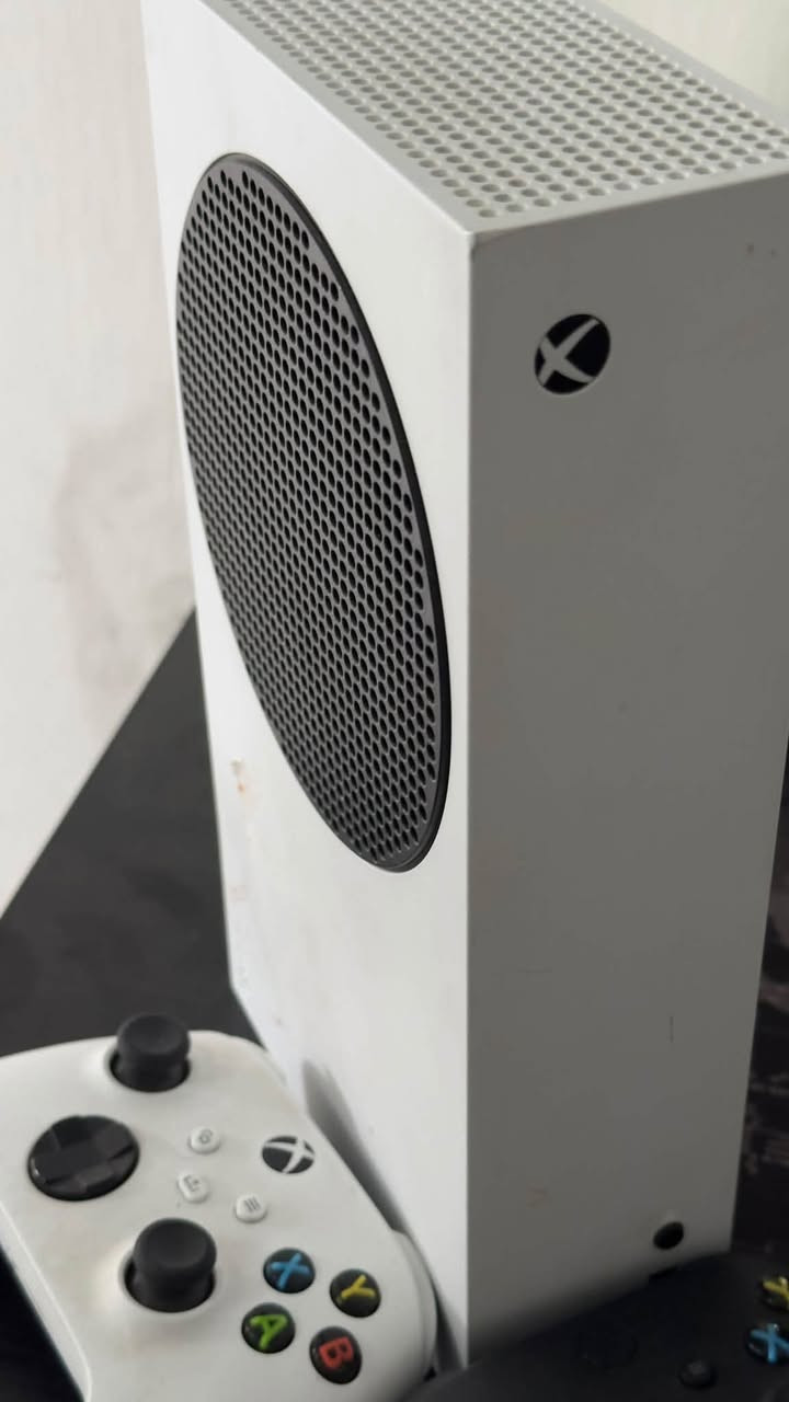 xbox series s
جهاز نضيف ويا 2 يدات و كل غراضه الاصلية و الكارتونة موجودة للتواصل واتساب ***********
