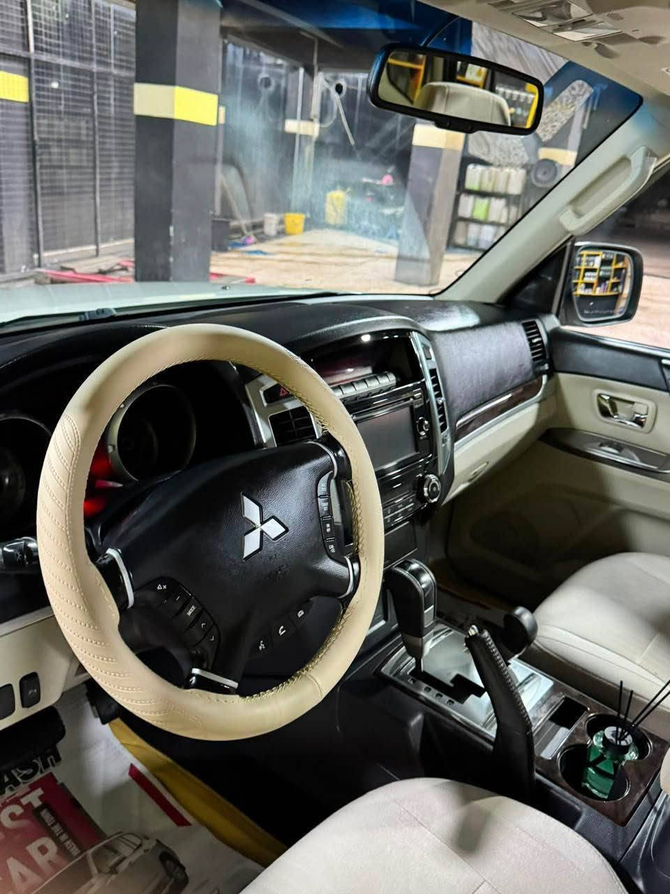 پاجێڕۆ مۆدیل ٢٠١٨ بۆ فرۆشتن 🚙

سەیارەیەکی زۆر پاک و خاوێن، بۆ مۆدیلی خۆی کەم ڕۆشتووە و هیچ مەسرووفی تێدانیە، چرکەی تێدا نییە.

مواسەفاتی سەیارەکە:
 مۆدیل: ٢٠١٨
 ماوەی ڕۆشتن: ١٠٠,٠٠٠ کم
 دۆخی بدەنە: بێ بۆیاخ (کلین)
 مەکینە: ٣ هەزار، گیر و مەکینە بە شەرت
 تایە: تایەکانی نوێن

 مواسەفات: فۆل مواسەفات (سلاید)، ٣ مەقعەد (جێگای ٧ نەفەر دەبێتەوە)، دەبڵ ئەکسل، تەبرید مەرکەزی، تحدید سرعە، ناو فۆرمیکا

 سەنەوی و ڕەقەم: هەزە و سەنەوی بەسەرنەچوون، تحویل و غرامە بە شەرت
 نرخ: ١٨٣ وەرەقە ($18,300)
هەرکەسێک دەیوێت، تکایە نامە بنێرێت یان پەیوەندی بکات، لە خزمەتدا دەبین.

📞 ژمارەی تەلەفۆن: [***********]
📍 شوێن: [دهۆک]

:
پاجيرو موديل ٢٠١٨ للبيع 🚙
السيارة نظيفة كلش، ماشية قليل بالنسبة لموديلها، بدون أي مصروف وضرر ما بيها.

المواصفات:
 الموديل: ٢٠١٨
 العداد: ١٠٠,٠٠٠ كم
 البدَن: بدون صبغ (كلين)
 المحرك: ٣ لتر، الكير والمحرك بشرط
 الإطارات: جديدة

 المواصفات: فُل مواصفات (سلايد)، ٣ مقاعد (توسع لـ 7 أشخاص)، دبل آكسل، تبريد مركزي، تثبيت سرعة، ديكور فورمايكا

 الأوراق والسنوية: الهزة والسنوية جدید ، التحويل والغرامات بشرط

 السعر: ١٨٣ ورقة ($18,300)
اليريدها، يرجى مراسلتي أو الاتصال، وتحت الخدمة.

📞 رقم الهاتف: [***********]
📍 المكان: [دهۆک] أربيل, العراق
