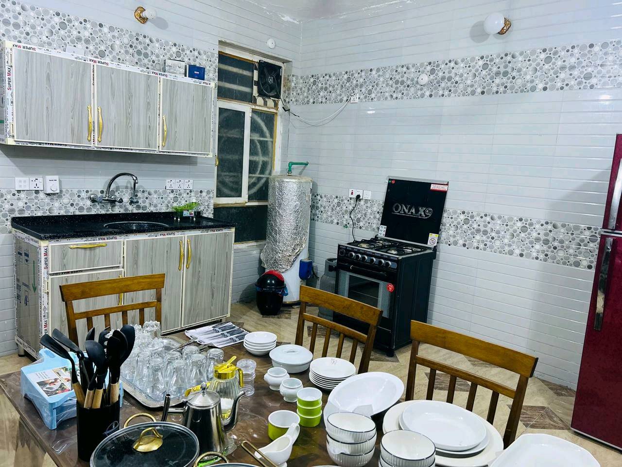 🎓 إعلان خاص بطلبة الجامعات فقط 🎓
🏡 تتوفر لدينا ٣ شقق حديثة للإيجار الشهري، مخصصة للطلبة فقط، في حي الروضتين، بموقع مميز يبعد حوالي ١٥ دقيقة عن باب الرأس الشريف.
✨ مواصفات الشقق: ✅ مساحة واسعة ١٤٩ م². ✅ بناء حديث وأثاث جديد. ✅ غرفتا نوم تتسعان إلى ٧ أسرّة. ✅ صالة مؤثثة بالكامل. ✅ مطبخ و حمام مجهزان بالكامل. ✅ أجهزة تبريد (سبلت) في جميع الغرف مع مراوح. ✅ ماء وكهرباء متوفران على مدار ٢٤ ساعة. ✅ العمارة مزودة بمصعد.
📚 إذا كنت تبحث عن سكن مريح، نظيف، وآمن طوال فترة الدراسة، فهذه الشقق توفر لك جميع احتياجاتك في مكان واحد.
📍 الموقع: حي الروضتين.
📞 للاستفسار والحجز يرجى التواصل على الرقم: (***********) أو عبر الرسائل الخاصة.
⚠️ الإيجار شهري، والعدد محدود، والأولوية للحجز المبكر.
شكد الإيجار الشهري بالضبط، وهل بيه تأمين/دفعة مقدّم؟: 
850 الف دينار ايجار شهري يجب دفع عربون للحجز
هذي الشقق متاحة لأي طلبة لو فقط للذكور/الإناث؟ وهل مسموح أكثر من شخص بنفس الغرفة؟: 
فقط طلبة و مسموح من 7 الى 10 اشخاص
وين الموقع بالضبط من داخل حي الروضتين، وشنو أقرب جامعة أو معلم معروف إله؟: 
تقع في حي روضتين فرع مقابيل كوفي التراث
الإيجار يشمل شنو غير الماء والكهرباء، مثل الإنترنت أو التنظيف، لو هاي خدمات منفصلة؟: 
الايجار يشمل ماء و كهرباء و خط مولد