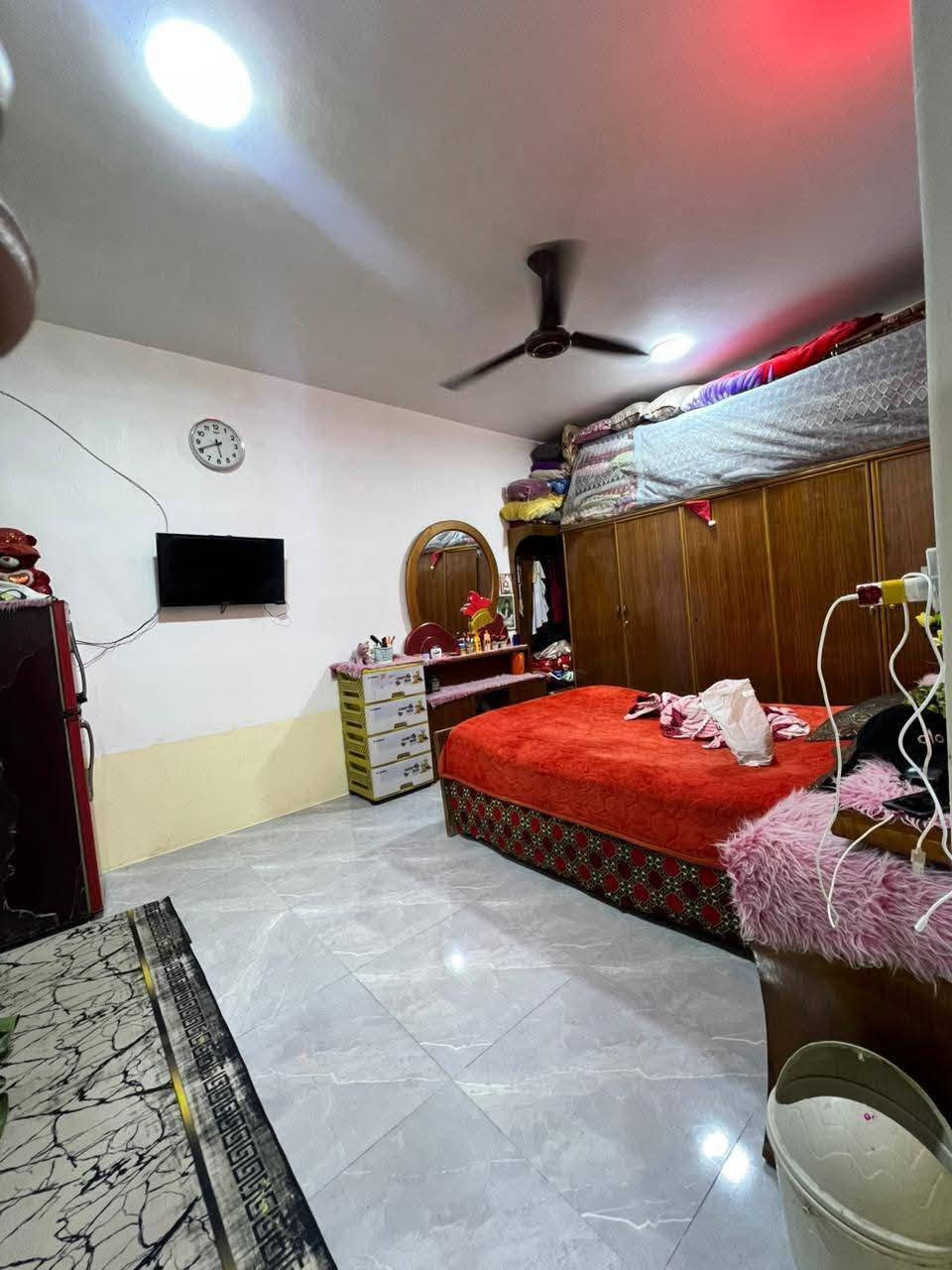 السلام عليكم   بيت للبيع مساحه 200 غرفتين نوم +صاله+هول+استقبال+مطبخ +حمام داخلي بناءحديث كهرباء وماء درجه اولى الموقع حي السلام الثانيه قريب جدا على الشارع الرئيسي حي السلام السعر 40 بيع او مراوس ابيت يكون اقل السعر للاستفسار اكثر اتصل وتدل ***********
