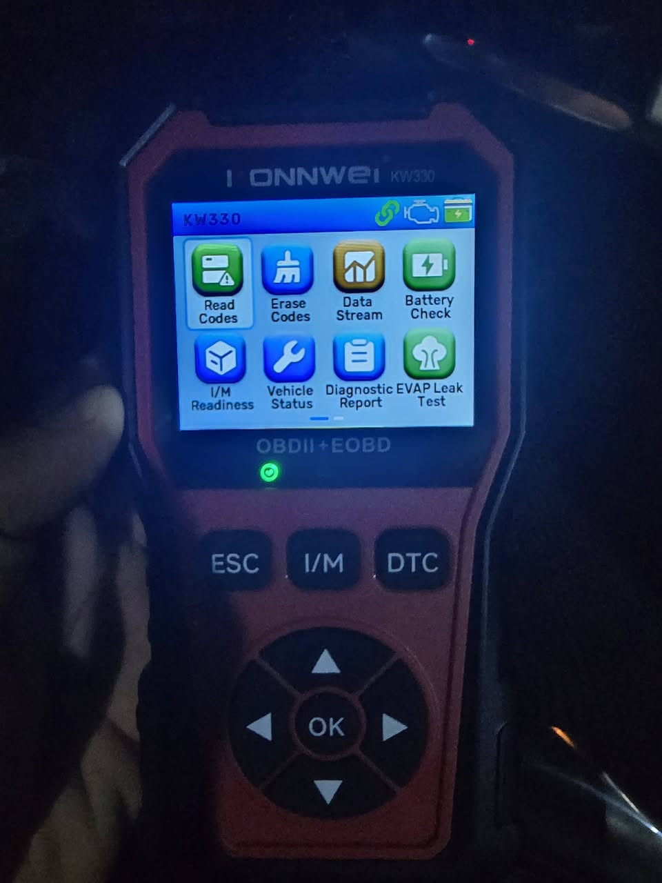 جهاز KONNWEI   KW330 .
هو أداة احترافية لتشخيص وفحص أعطال سيارات OBD2، ويُستخدم لقراءة ومسح رموز أخطاء المحرك بسهولة.

أبرز مميزات جهاز Konnwei KW330 :

1_فحص أعطال المحرك
2_قراءة ومسح رموز الأخطاء (DTC)
3_إطفاء ضوء فحص المحرك (Check Engine)
4_فحص بطارية السيارة.

مؤشرات LED : 

يحتوي على مؤشرات ضوئية (خضراء، صفراء، حمراء) لتحديد حالة الأعطال بسرعة.

بيانات حية :

عرض تدفق بيانات الحساسات وبيانات الإطار المجمد (Freeze Frame) وقراءة حالة الجاهزية (I/M Readiness)

شاشة ملونة :

 يأتي مع شاشة ملونة بحجم 2.8 بوصة واضحة وسهلة الاستخدام.

توافق واسع : 

يدعم معظم سيارات أمريكا (منذ 1996)، وأوروبا وآسيا (منذ 2003) التي تدعم بروتوكولات OBDII وCAN.

بدون بطارية :
يعمل مباشرة عند توصيله بمنفذ OBD2 الخاص بالسيارة ولا يحتاج لبطارية خارجية.

للطلب والاستفسار يرجى مراسلة الصفحة
متوفر توصيل جميع المحافظات.

نص مكتوب في الصور:
- KONNWEI kw330 2025 ترقية الإصدار أوضاع OBD2 الكاملة ضوء فحص المحرك فحص الانبعاثات البحث عن رموز الأعطال بث البيانات المباشر