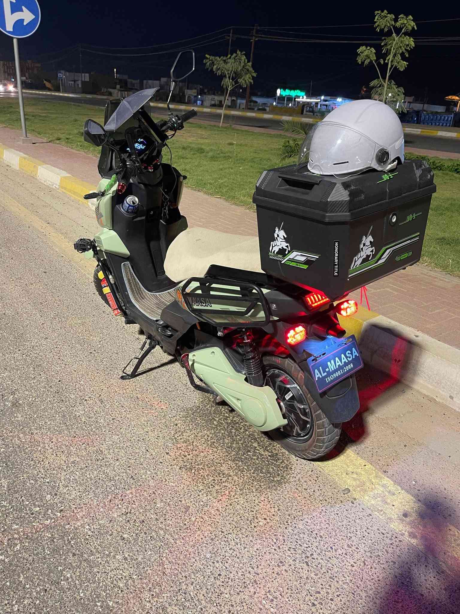الرقم ***********

   #الاباتشي المحرك الملف"  3800 الى 2000 واط.البطاريات:

 تحتوي عادةً على منظومة مؤلفة من 6 بطاريات ذات قدرة شحن عالية (مثل بطاريات الليثيوم أو بطاريات تياننغ 36 أمبير)

.أنظمة التشغيل: تدعم ثلاثة أنظمة ذكية للتشغيل والتحكم (مفتاح سويتش + بصمة ريموت + كارت ذكي).

نظام الأمان: مزودة بفرامل ديسك هيدروليكية أمامية وخلفية مع دعم نظام منع انغلاق المكابح ABS لضمان الثبات

اخوان هاي التفاصيل يمكم الدراجه نضيفه عارضها قفل 800  العنوان الرمادي
