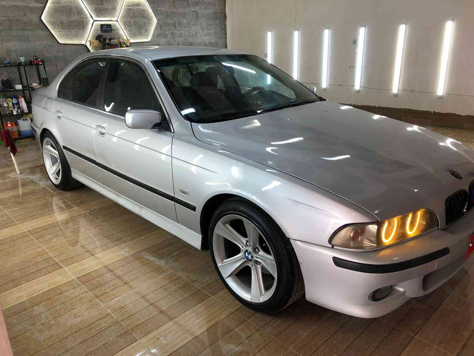 بی ئم دەبڵیو e39    525
مۆدێل 2003 
گێڕ تۆماتیک و عادی و سپۆرت
ئارم پلاستیک سلێمانی ئارم و ئەولیات بەشەرتی مەفرەزە و سەیتەرە
تەواوی کوردستانی پێ بگەڕێ
٣ پارچە بۆیاخ لە گەڵ دوو پەڵەی بچووک بێ ناوگرتن بێ دەعم بێ چەکوش 
هەشت ئێرباگ ئێرباگیش نەتەقیوە
ویل هامان ١٨ 
تەبرید لەسەر سویچ 
تەبرید دوو زۆن
بپێش و پشت کەپس
تەحدید سورعە
ئەی بی ئێس و تراکشن
تەحەکۆماتی سەر سوکان هەمووی ئیش ئەکا 
شاشە ئایپاد 
لایت عەڵقە
چوار جام ئۆتۆ
قۆفڵ مەرکەزی
بەنسی برێک و پێش و پشتی تازە گۆراوە 
نە بۆخار نە دووکەڵ نە لێچوونی نیە یەک قەترەش
سعر 68 گەڵا و معاملەیەکی زۆر کەم
دار و بەردی بە شەرت ئەفرۆشم ٤ ساڵە لای خۆمە 
شوێن هەولێر أربيل, العراق
