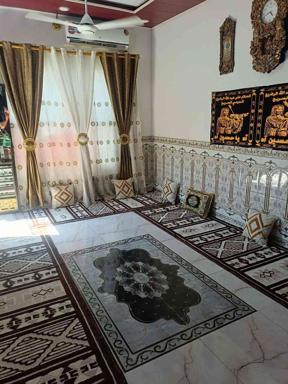 طابوصرف المساحة100م الواجه10م مطلوب29باليد65عكاده نظيف مرتب جدا تبليط مقرنص انارة
غرفة صالة استقبال مطبخ صحيات منور طارمة سطح 
الديوانية حي الزهراء قرب المدارس ***********
السعرباليد65

