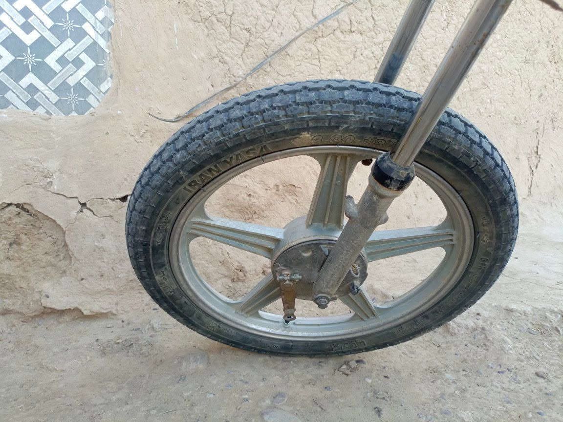 سلام عليكم شباب متاح ماطور 5كير جني محرك نضيف وتايرات انضاف نص هندر يشتغل مثل ما واضح كدام العين رحمه الوالديكم المو شراي لا يراسل او الاتصال *********** السعر 130بي مجال قليل
