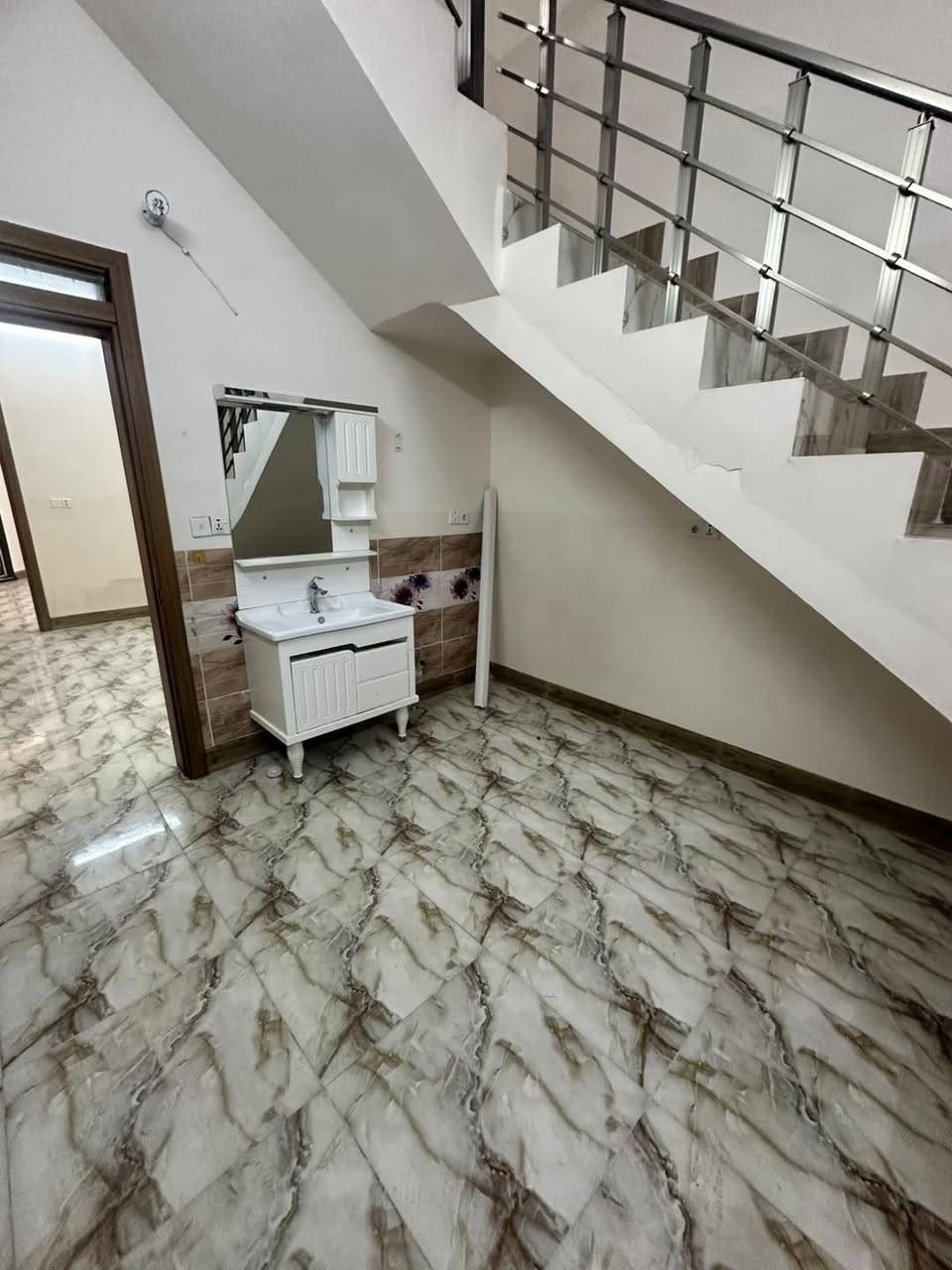 🏡 دار زراعي مضمون – طابقين للبيع 🏡

🔶 المساحة: 100 متر
🔶 الواجهة: 5 متر

🏠 تفاصيل الدار:

🔹 الطابق الأول:
• استقبال
• مطبخ
• صحيات داخلية وخارجية
• درج داخلي
• كراج 🚗
• ⁠.هول داخلي 

🔹 الطابق الثاني:
• غرفتين  نوم 🛏️
• هول
• صحيات

📍 الموقع: حزيران – قرب جامع الحاجة صالحة وماركت النجوم

💰 لمعرفة السعر:
علّق بكلمة «الكنز» 👇

━━━━━━━━━━━━━━━━━━

📞 للاستفسار ومعرفة السعر:
☎️ ***********
☎️ ***********

🏢 مكتب الكنز للعقارات
📍 حي الواسطي – قرب مول حجي زياد
تحت مسجد نور الدين الزنكي

✨ ثقة • خبرة • أمان
الكنز للعقارات — نختار لك الأفضل
