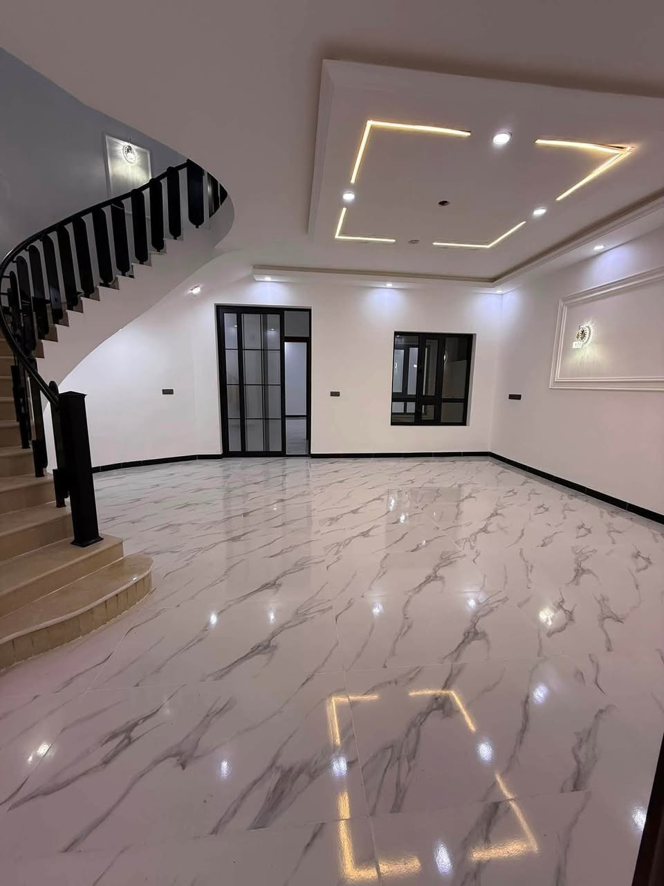 للبيع دار زيرو 300م موقع بدايه حي الجامعه صدر طير
5 غرف نوم وحده سويت+صاله+استقبال
مطبخ  +3حمامات+ حديقه
 كراج سحب مغربي+ حجر اخضر شغل كله فول
السعر 315 وبي مجال للاستفسار اكثر ***********
