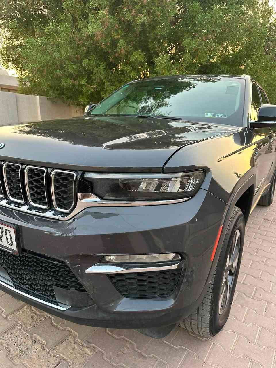 Jeep Grand Cherokee 4x4 موديل 2024. 
(كهرباء+هايبرد+بانزين) فول

* 2.0 Turbo + Plug + Hybrid
* ضرر بسيط جدا
* ماشيه 53 ميل
* دفع رباعي 4×4 ونظام ثبات المسار
* كير أوتوماتيك 8 سرعات ورادارات تفاعليه
* بطارية 17 kWh
* 1C4RJYB60RC710256 رقم الشاصي
* تمشيك كهربائي قرابة 40 كم
* فتحة بانوراما
* جلد فاخر وماسحات زجاج امامي حساسه للمطر
* وسائد وايرباكات امامي وجانبي وخلفي
* مقاعد أمامية كهربائية، وتدفئة
* شفتات ستيرن وكير ماوس وويل كروم
* شاشة وسطية كبيرة وتطعيمات دشبول خشب فاخر
* شاشه دشبول (3شاشات)
* عدادات رقمية ورادارات ونظام المنحدرات
* كاميرات ومزايا أمان متقدمة
* نظام صوت فاخر شركة ILPNE
*  كشنات ذاكره + بانوراما
* 5 راكب

السيارة موصفاتها متخلص، جديده مابيها نقص، سياره اني مستوردها على ايدي، ضررها بسيط جدا (مقدمه البنيد والجاملغ فقط) ومرفق صور الحادث
سبير بلادي منازل

وايرباكات كلها سليمه

عنواني: بغداد - الكرخ - اليرموك - الاربع شوارع
رقم الهاتف: ***********
