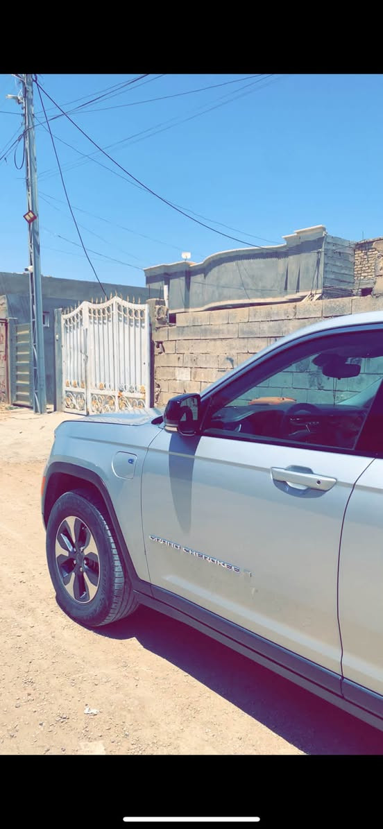 جيب جراند شيروكي 4xe هايبرد موديل 2024 للبيع

للبيع جيب جراند شيروكي 4xe هايبرد بحالة ممتازة جداً، استعمال نظيف جداً  السيارة تجمع بين القوة والاقتصاد بالوقود بفضل نظام الهايبرد، وتوفر قيادة مريحة داخل المدينة وعلى السفر ماشية 47000 الف كيلو متر.

المواصفات:

* محرك تيربو مع نظام هايبرد كهربائي
* دفع رباعي 4x4
* ناقل حركة أوتوماتيك 8 سرعات
* ٣شاشات وشاشة كبيرة وكاميرا خلفية
* حساسات أمامية وخلفية
* تشغيل بصمة وستارت وعن بعد
* مقاعد جلد وتدفئة 
* فتحة سقف بانوراما 
* نظام ملاحة وApple CarPlay / Android Auto
حادثها بجم مقدمة السيارة 

السعر  280 ورقة قابل للتفاوض للجادين فقط.
للاستفسار يرجى التواصل على الخاص أو الاتصال.
‎*********** واتساب 
***********
