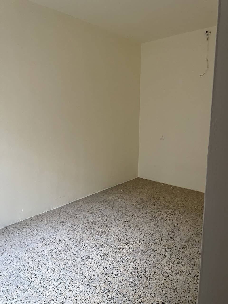 السلام عليكم 

بيت للايجأر قرب حسينية الكفيل 150 متر

تلاثة نوم وصالة معزولة مطبخ حار بارد البيت فيه مدخلين 

السعر 750 الف دينار عراقي وبي مجال

 

للأستفسار:

 ابو امير ***********

محمد الاسدي ***********
