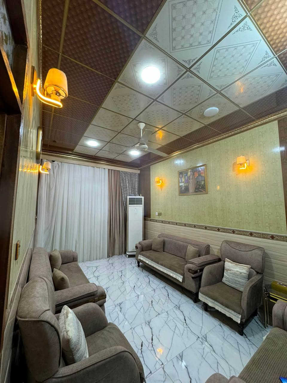 دار للبيع  بحي الخليج  مساحة البيت 100م طابقين

*الطابق الارضي استقبال + مطبخ + صالة استراحه + غرفة نوم + حمام + منور تحت الدرج 

*الطابق الثاني غرفه + صاله + حمام وتواليت + غرفه للمستقبل ومسويهه مثل المخزن/

*بناء البيت مثل ما استقرينه بيه جديد ونضيف وما بيه اي خراب أو تصليح السعر 135 
راقم الهاتف *********** عمارة, ميسان

