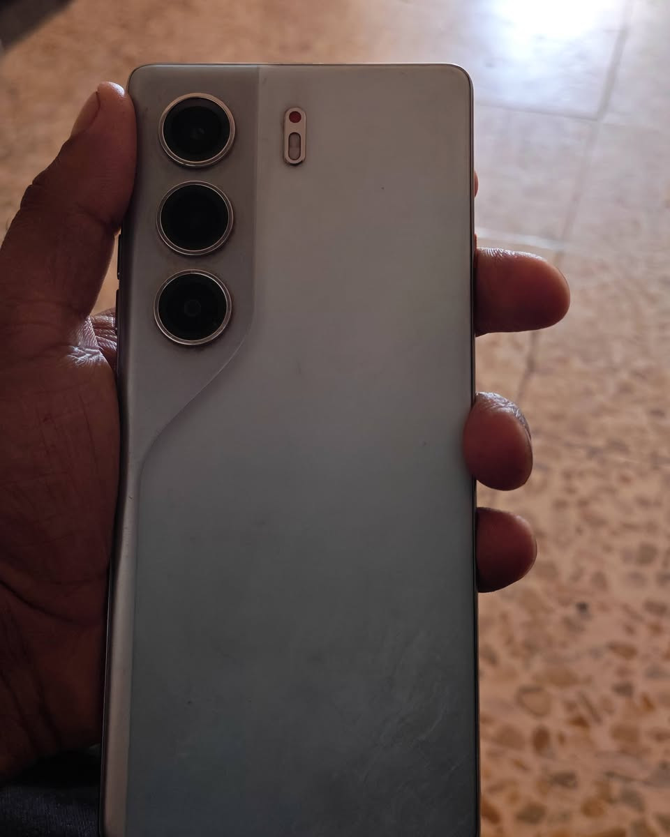 كامون 40 برو للبيع بغداد المشاهده كامل الملحقات لافطر ولا اي شي بي

نص مكتوب في الصور:
- هاتفي HiOS 16.2.0 التحقق من التحديثات اسم الجهاز TECNO CAMON 40 التخزين ٢٥٦ غ.ب / ٦٩,٢ غ.ب الطراز TECNO CM5 وحدة المعالجة المركزية Helio G100 Ultimate RAM ٨,٠٠ غ.ب+٨,٠٠ غ.ب الكاميرا الخلفية 50M OIS+8M الكاميرا الأمامية 32M البطارية 5200mAh الشاشة 1080x2436