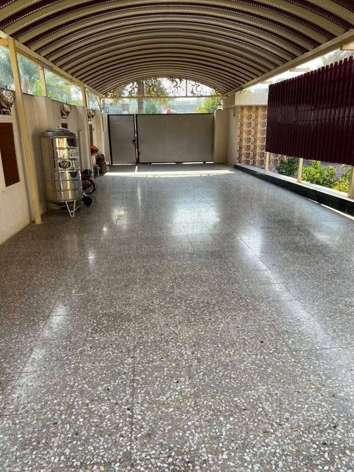 سلام عليكم يوجد بيت للبيع مساحه 700 متر يحتوي على 4غرف نوم وستقبال ومطبخ وصحيات طابو زراعي سند25 تحويل بسم المشتري مباشر العنوان بغداد الراشديه المراسمه الاتصال على الرقم ***********

