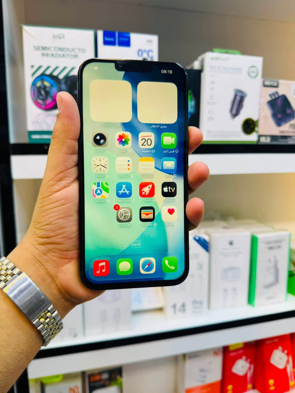 السلام عليكم 🫡
للبيع iPhone 13 pro max 
ذاكرا 256 
بطاريه 76% بلاد ابد متصرف 
نموذج M شرق اوسط 
نضافه 90% لون اسود 
الجهاز كله شغال مابيه خلل فقط مبدل شاشه نوعيه حلوه لا شكل ولا شمر ومبدل كامرا اصليه كله شغال فيس ايدي صوت اتصال انترنيت كامرات مابيه خلل السعر قفل ٣٧٠ الف مكاني بغداد مدينه الصدر رقمي ***********
