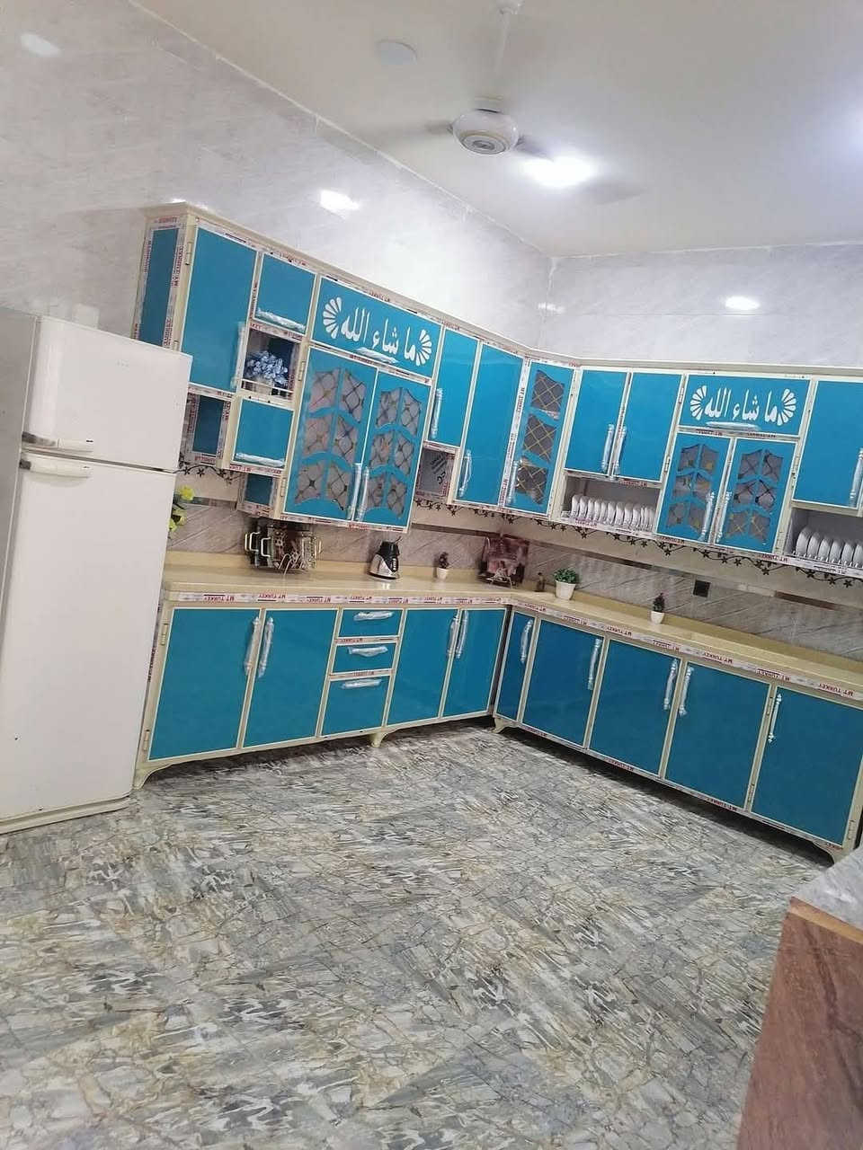 السلام عليكم بيت ٢٠٠متر لبيع بشارع المرحوم ابو عمار الشريفي
يحتوي البيت ستقبال+مطبخ حار بارد+غرفتين نوم ٤/٥غرفه منهن سويت البيت كامل من كلشي كافه الخدمات موجوده السعر ٩٠وبي مجال الاتصال ***********
