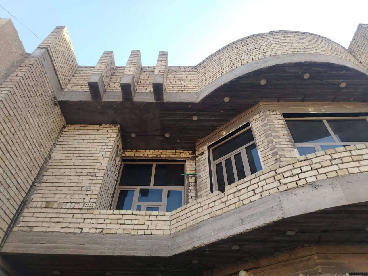 🏡 بيت للبيع – بناء حديث

📍 الموقع: بغداد – الأورفلي، قرب شركة الأنوار، فرع أسواق الموسوي.

🔹 المساحة: 200 متر (25 × 8)
🔹 البناء: حديث، طابقان

مواصفات البيت:

- 6 غرف نوم
- صالة كبيرة
- غرفة استقبال واسعة
- مطبخ حار
- مطبخ بارد
- تصميم عصري وتشطيب ممتاز
- مناسب للعوائل الكبيرة

للاستفسار ومعرفة السعر أو تحديد موعد للمعاينة، يرجى التواصل على الرقم: ***********
