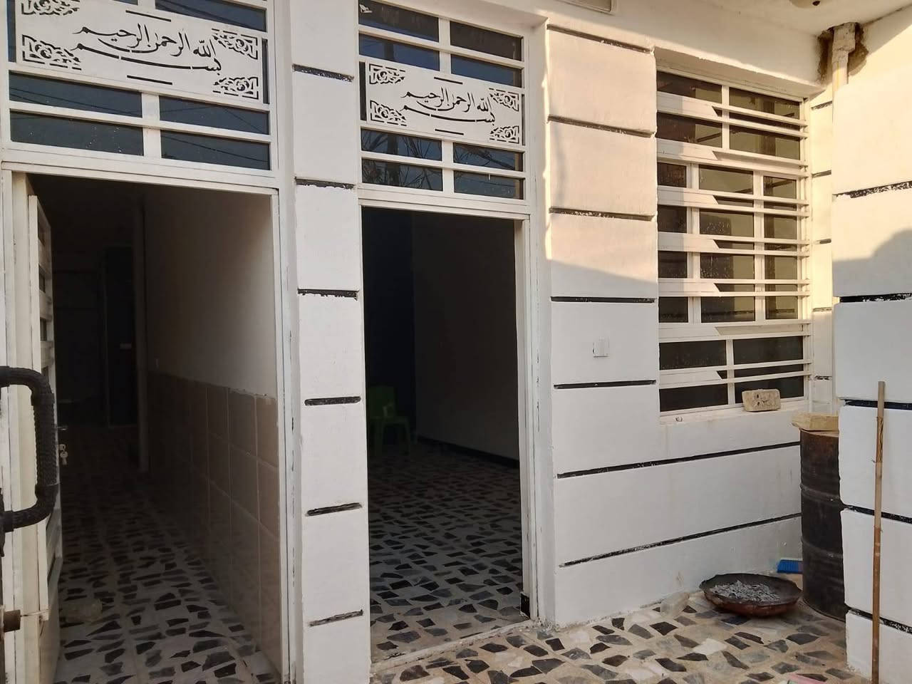 لسلام عليكم دار للبيع المساحة 100 متر بناء حديث في منطقة الدسيم مقابيل قطاع 72 رابع فرع عن الشارع للاستفسار الاتصال على هذا الرقم‏ ‪***********‬‏
