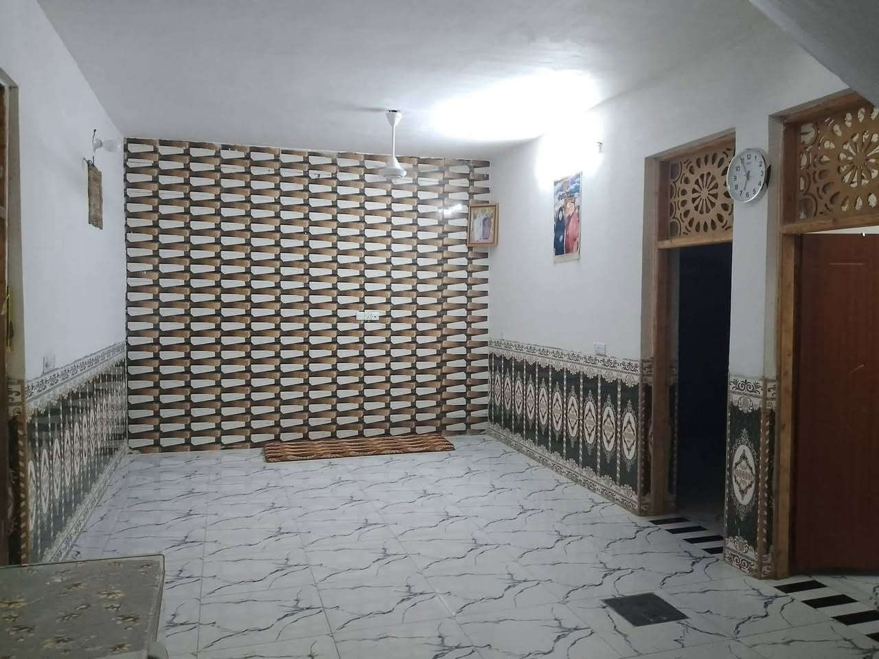 بسم الله الرحمن الرحيم
-بيت للبيع المساحة230

-العنوان مقبيل النازحين يبعد عن شارع العام ١٠٠متر نهاية الخط الاول 

-ستقبل +صالة +غرفتين نوم+مطبخ+ترك خلف المنزل+مجمع صحيات +طرمة كبيرة 

-خدمات ماء خطين+كهرباء+مولد سحب +انترنيت ضوئي

-نوع البناء طابوق درجة اولى + مجهز بمجاري عامة +سراميك كما وضح بالصور +ارضية بورسلين 

اتصل ع الرقم ***********
