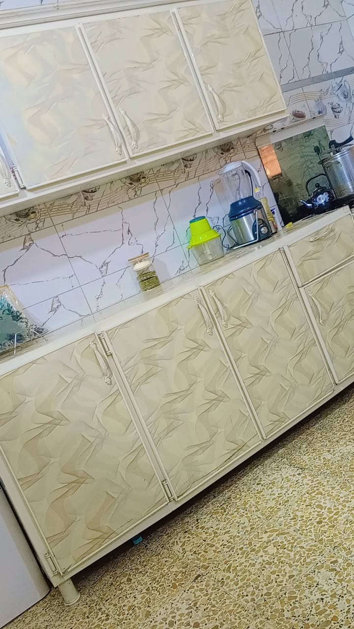 كاونتر للبيع المنيوم نضيف جدا الكاونتر مترين والملحق مترين والسنك متر ونص مرمر ب250 الدوري ***********
