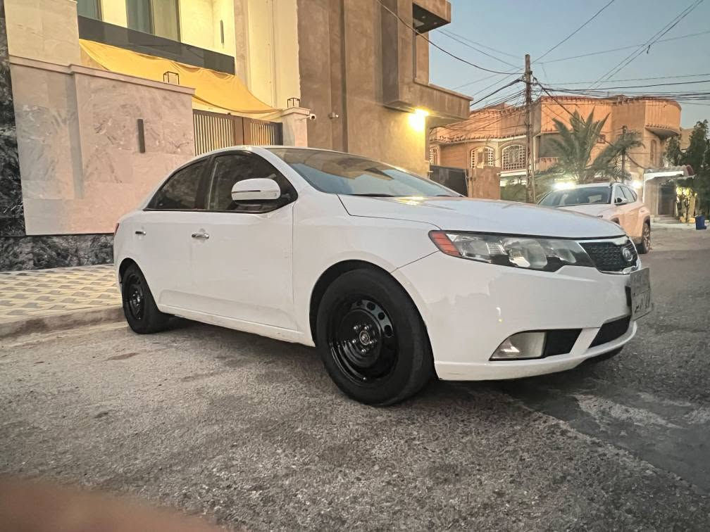 السلام عليكم 
للبيع كيا سيراتو موديل ٢٠١٢ 
فول مواصفات 
فتحه /بصمه/مري شفط / شفتات سرعه/اشاره بالمرايه 
بيها فقط جاملغ امامي ايمن مبدل مال شركه باقي السياره مكفوله من الضربه والصبغ 
للتواصل اتصل على الرقم 
*********** النجف, العراق
