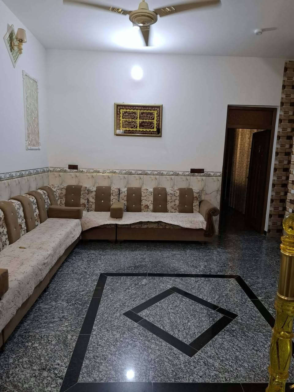 السلام عليكم
الدار للبيع 
المنطقه الراشدية
المساحه ١٢٥ متر
البناء  طابقين حديث 
الطابق الأول
 غرفة نوم وهول ومطبخ وصالة وصحيات داخليه وخارجيه
الطابق الثاني
غرفة نوم وهول كبير
للإستفسار الاتصال على الرقم 
***********
