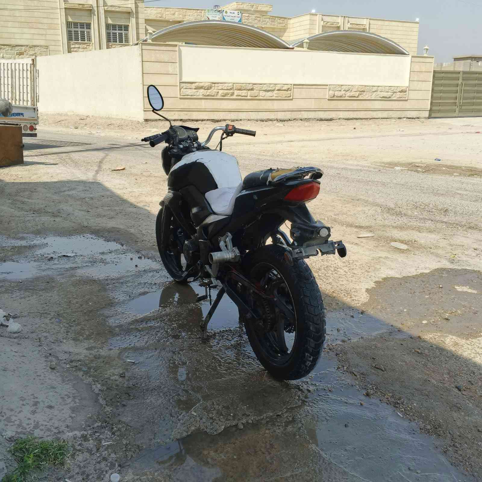 سلام عليكم 
دراجه سايم بطحه للبيع 
كلشي مبيه كهربائيات كلهه شغاله
بس نقصه باتري بس دراجه حلوه وكاعده
سعر: 300وبيه مجال
مكان الشهابي
رقم الهاتف:***********
