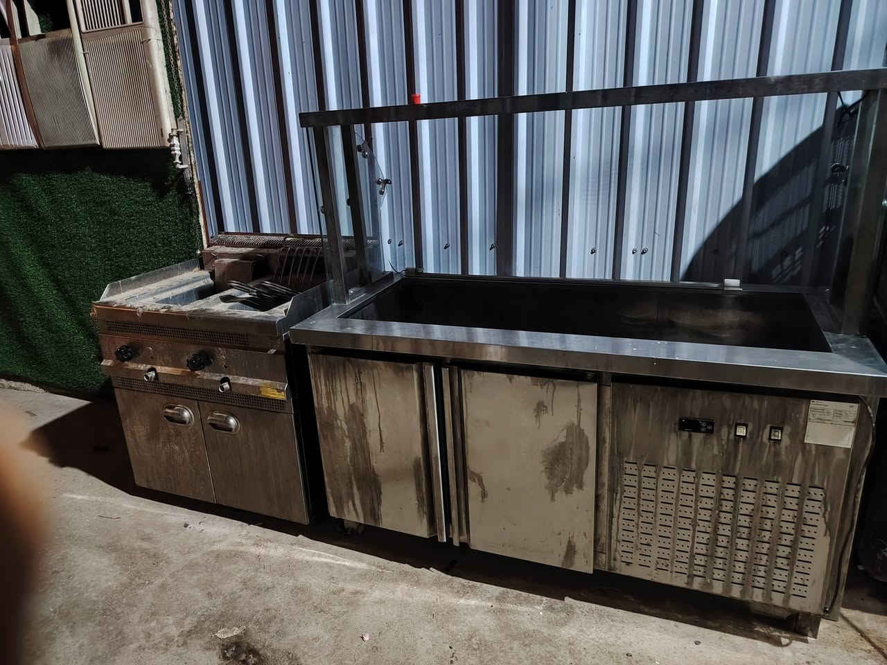 عارضه استيل اسبانيه مع طباخ فنگرغازيه كهربائيه مكاني بغداد الغزاليه ***********
