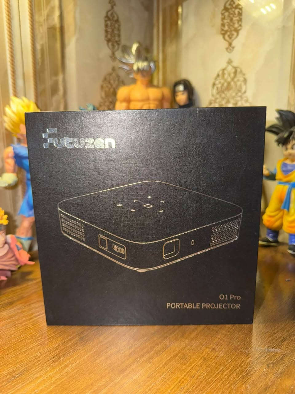 اسلام عليكم اخوان
قطعه لوك داتا شو بروجكتر Futuzen O1 Pro
 الغني عن التعريف 
كامل ملحقات مصنوع من ال الالمنيوم والصطع من الابلاستك المقوى
 شباب الجهاز مو اسمارت وشغلته حلوه مو معقده ينشد بث مباشر على الموبايل
ايفون او اندرويد
 دقه 1080 بكسل مع دعم تشغيل مقاطع 4K عدسه بتقنيه DLP وليس LCD العاديه ​تباين أفضل وعمق ألوان ​وعمر أطول وحماية من الغبار
 البطاريه 8000 مللي أمبير مدة التشغيل تكفي التشغيل المتواصل لمده تتراوح من ساعتين الى ساعتين ونصف حسب قوه الاضائه والصوت
 مع ستان قابل للتحرك والتكبير والتصغير حسب الحاجه
 يعرض حجم شاشة يوصل من 30 بوصة حتى 150 بوصه حسب الحاجه
 التحكم بالريمونت او الازرار العلويه الخاصه في الجهاز تعمل كا ماوس 
او عبر التطبيق الخاص بها
المنافذ مدخل اج دي لربط الستلايت او اجهزه الالعاب
شحن تايبسي مع امكانيه تشغيله على باور بانك
مديل يو اي بي لتشغيل الافلاش 
مدخل خاص لربط السماعات او مضخم صوت سلكيا
بالتأكيد يجي واي فاي 
وبلوتوث يربط جهازين بنفس الوقت مثلآ ماوس وسماعات 
مزود بحساس تعديل الصوره التلقائي 
نضام اندرويد 11 
السعر 150 الف مع التوصيل جاي يبيعو 200 الف والله العضيم
ملاحضه الجهاز مستعمل 3 ايام فقط تفحص امام المندوب العجبك تنطي افلوس ماعجبك انطي فقط مبلغ التوصيل
