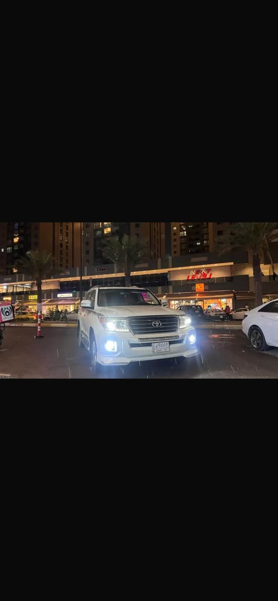 للبيع: تويوتا لاندكروزر (بريم) موديل 2014 - قمة في النظافة والفخامة 🚘✨
 الموديل: 2014  
 الفئة: GXR (بريم) - فول مواصفات  
 المسافة المقطوعة: 155 ألف كم
 اللون الخارجي: أبيض صدفي جذاب  
 الداخلية: جلد (مشمشي ) مميز جداً وبحالة ممتازة  
السيارة مكفولة كفالة عامة بس الباب الخلفي من جهة السايق بي بارد صغير 
أبرز المواصفات:
 فتحة سقف  
 شاشات خلفية مقاس كبير  
 دواسات جانبية، خطوط جانبية أصلية (شريط البريم)، وسبويلر خلفي  
 حساسات أمامية وخلفية مع كشافات وسلايد كافيه  
 عوارض سقف وحاملات أمتعة  
 خطوط كروم جانبية وخلفية أصلية  
 محرك وكير بحالة ممتازة، 
تبريد ممتاز، 
والسيارة جاهزة للقيادة بدون أي مصاريف.
 السعر: 34,000 $ (340 ورقة) وفيها مجال للشراي الجاد 
الموقع بغداد حي الجهاد / حي الحسين 
الرقم الهاتف : 
***********
***********
