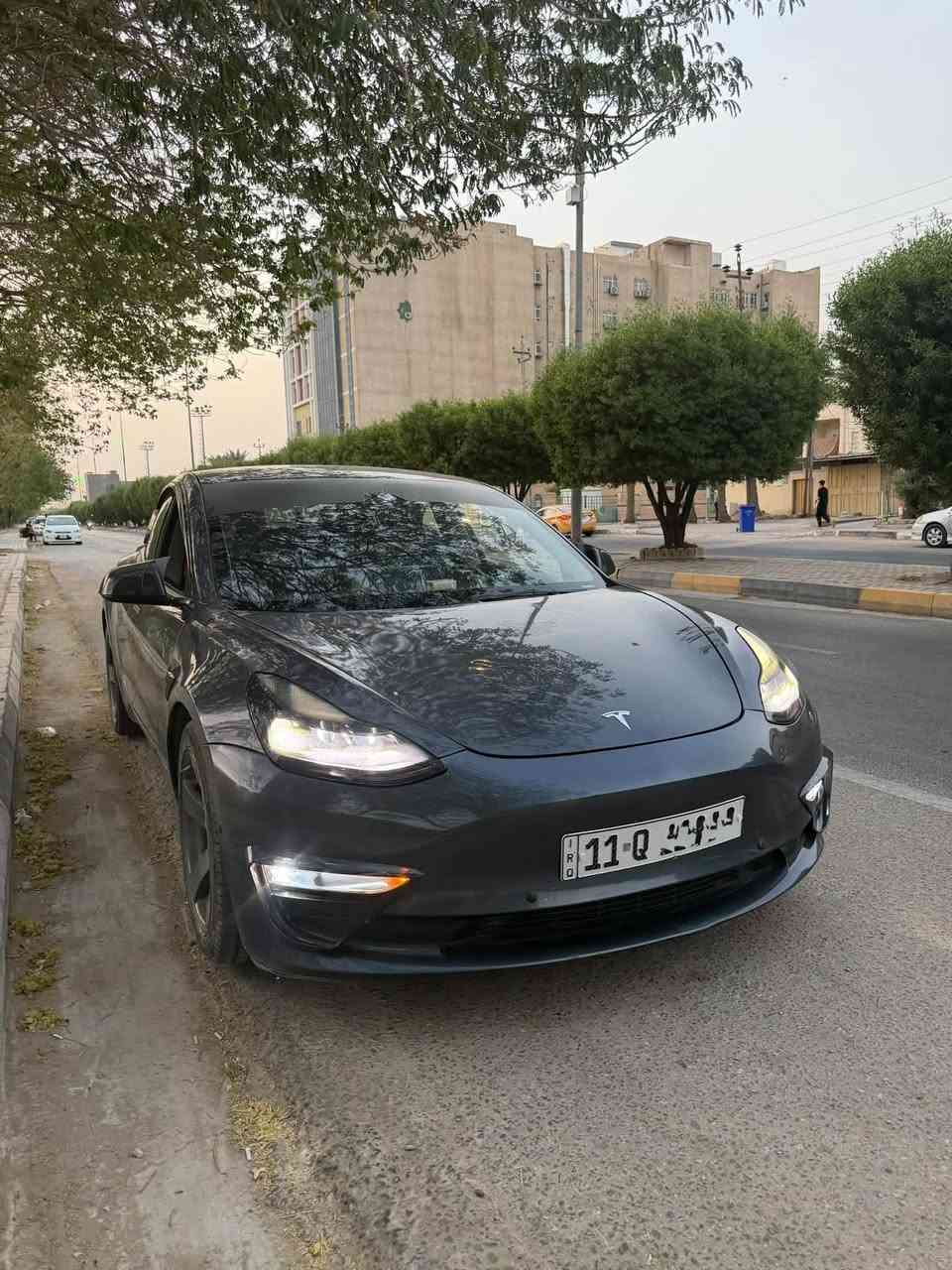السلام عليكم
للبيع تسلا مودل 3 موديل 2023  اوف لاين

رقم بغداد دولي بأسمي 

سياره حادثه جاملغ مثل ما موضح بل صور وربع باب 

صدر الباقي كله سليم  مكفوله لغود شواصي وين متريد افحص 

كشنات الامامية كهرباء + خزن ميموري 

جلد اسود 

مكفوله صدر حدادية 

شحن مالته 100% تمشي 450 كيلو متر 

قطعتين تبريد 

ستيرن طيارة مال تسلا y 

ماشية 35 الف 

مواصفاته معروفه وبعد بيه هواي مواصفات 

عليه كفرات مري بات مان 

وجناح خلفي قبق صندوق ودفيوزر خلفي شغال مع صطاب لايت 

قمارة جام 

المكان كربلاء المقدسة 

للتواصل *********** 

السعر 147 وبيه مجال بسيط
