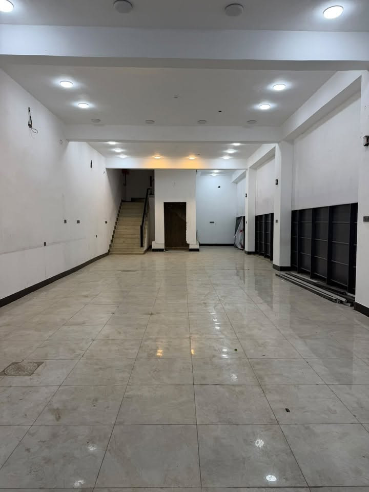 بنايه للإيجار تحتوي على طابقين مساحه الطابق الأول 133 متر الطابق الثاني 266 متر وتحتوي على منظومه كاميرات مراقبة ومنظومه إطفاء حرائق وصحيات ، الموقع حي العسكري كبل المكرمه مجاور معرض سيد ناهض نضام الايجار شهري أو سنوي للستفسار ***********
