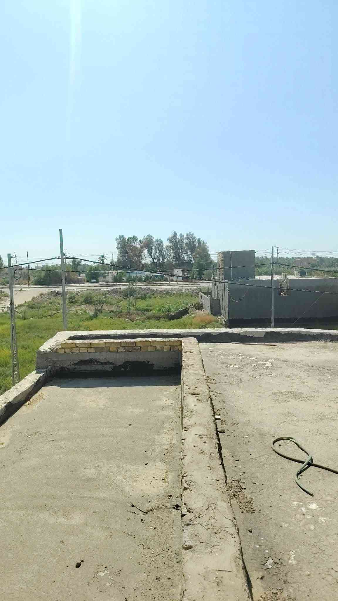 قع للبيع هيكل بسعر مناسب وموقع يجنن مقابل بنايه المرور يبعد 50عن سايدين 
​🏠 معلومات العقار الأساسية:🔈🔈***********
​نوع الملكية: طابو صرف.300م يصير بصفهه المتنزهه 
​الحالة الإنشائية:كونكريت ، أساس مدكوك مع رباط.
​السياج الخارجي: مبني بالكامل بالأعمدة (الدنك)، ومتبقي فقط إكمال الواجهة الأمامية.
​📍 الموقع:
​المحافظة: الديوانية - الدغارة.
​المنطقة: هور الجبور (مقابل بناية المرور).
​📐 التفاصيل والمساحات:
​البراني: 8.5 متر.
​الغرفة الأولى: 7 × 3.5 متر.
​الغرفة الثانية: 6 × 3.5 متر.
​الصالون: تصميم سداسي الشكل.
​المطبخ: 5 × 3.5 متر.
​المرافق الصحية: مجمع صحيات داخلي + مجمع صحيات خارجي

